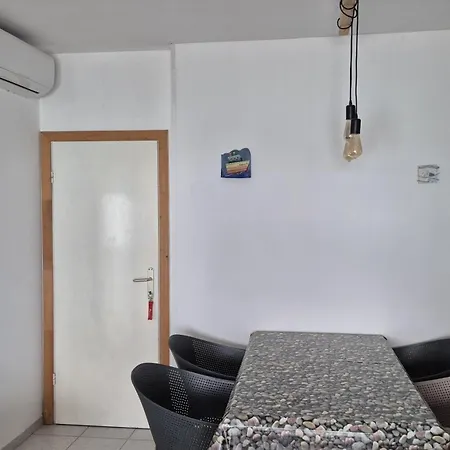 Apartments Luna Apartman Zuljana